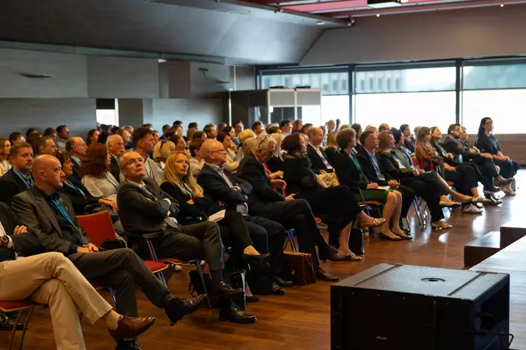 Sistemsko razumevanje in načrtno naslavljanje vpliva zdravja na gospodarstvo ter družbeno blaginjo bo ključno za zagotavljanje odpornosti, konkurenčnosti in višje kakovosti življenja v Sloveniji